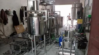 Usine de mélange industriel en lots avec réacteurs en acier inoxydable et système d'agitation à haute vitesse
