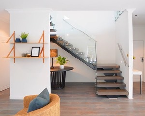 Escaliers flottants cantileverés à marches en bois renforcé, fiables et sécurisés, <span class=keywords><strong>pour</strong></span> espaces commerciaux haut de gamme et design de salles d'exposition - Product Image 2