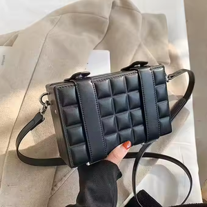 Sac à bandoulière de luxe tendance en cuir PU pour femme avec fermeture éclair, motif étoile et logo personnalisé - Product Image 1