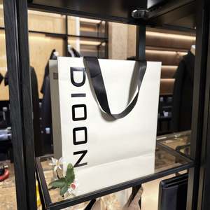 Sacs de shopping en papier kraft de luxe avec logo personnalisé, poignée en ruban, biodégradables et aseptiques pour l'emballage de vêtements, de chaussures et de cadeaux - Product Image 3