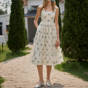 ชุดเดรสยาวปานกลางพิมพ์ลายดอกไม้สำหรับผู้หญิง คอเหลี่ยม เอวสม็อค ทรงเอ ชายระบายเป็นชั้นๆ ผ้าพลิ้วสบายๆ ชุดลำลองสำหรับฤดูร้อน - Product Image 1