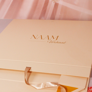 蓋にカスタムゴールド箔押し、ベージュ1200/1500gsm厚紙、リボン結び、マグネット開閉、中型硬質ギフトボックス（ドレスまたはアバヤ用） - Product Image 5