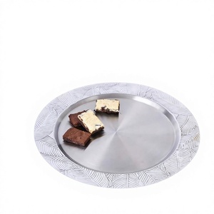 Assiettes de présentation en métal à bordure en forme de fleur vaisselle de forme ronde plats et assiettes pour la maison et la table de dîner de mariage décoratives - Product Image 1