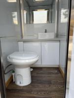 Remorque WC mobile 4 postes, unité sanitaire portable robuste pour mariages, festivals, camping et chantiers de construction