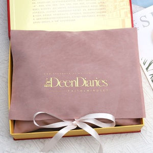 Bolsa Envelope de Veludo para Joias com Logotipo Personalizado, Estampa Dourada, Laço e Aba de Camurça Sintética de Luxo - Product Image 6