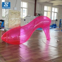 Modèle de chaussure à talon haut gonflable personnalisé en PVC rouge transparent pour la publicité d'événements en plein air, la décoration et la présentation de la marque