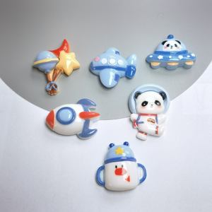 100 Piezas/Bolsa de Dijes de Resina con Temática de Naves Espaciales, Adorables Cuentas de Panda, Cohete y Planeta para Decorar Fundas de Teléfono y Horquillas para el Cabello - Product Image 1