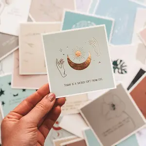 कस्टम आकार सामग्री डिजाइन मानसिक स्वास्थ्य सकारात्मक स्वयं प्यार कार्ड सोने की पन्नी मुद्रांकन पैटर्न प्रतिज्ञान कार्ड चुंबकीय के साथ बॉक्स