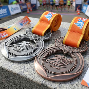 Médaille <span class=keywords><strong>de</strong></span> sport personnalisée en métal, gravée, avec attache ailée, pour athlètes, médaille <span class=keywords><strong>de</strong></span> marathon en bronze antique creuse pour courses d'endurance - Product Image 2