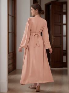 ชุดอาบายะห์อิสลามสุดหรูสำหรับผู้หญิง ผ้าทอมือ งานฝีมือ ผลิตจากโพลีเอสเตอร์ ระบายอากาศได้ดี รับผลิตตามแบบ (ODM) สำหรับงานแต่งงานและเดือนรอมฎอน - Product Image 3