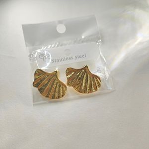 Orecchini in Acciaio Inossidabile Semplici e alla Moda, Placcati in Oro, Eleganti e Lussuosi, Resistenti allo Sbiadimento, Vendita all'Ingrosso, Design Floreale e Geometrico - Product Image 3