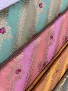 Tissu en soie brocart, tissage zari, motif géométrique abstrait, jacquard, textile indien de luxe pour vêtements, occasions de mariage, sacs - Product Image 2