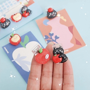 คลิปหนีบกระดาษรูปแมวการ์ตูนน่ารักและแอปเปิ้ลสีแดงวิบวับ พร้อมแมวสีดำ สำหรับจัดระเบียบเอกสารและตกแต่งโต๊ะทำงาน - Product Image 3