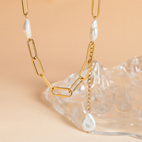 Collier élégant pour filles, style royal français, plaqué or 18 carats PVD, chaîne trombone, avec double pendentif baroque irrégulier en perle d'eau douce