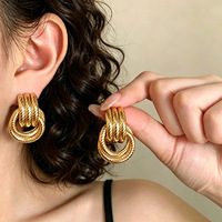 Boucles d'oreilles dorées torsadées rétro à nœuds, cercle creux géométrique, accessoires élégants pour femmes, idéales pour le quotidien et les trajets.