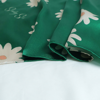 Foulard en soie personnalisé 14 Momme 55x55cm vert avec des marguerites délicates fabriqué à la main ourlet en satin léger cadeau de luxe