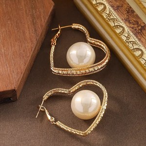 Nouvelles boucles d'oreilles pendantes tendance en forme de fleur pour femmes coréennes, plaquées or 14 carats, en alliage de zinc, imitation perle, cadeau de bijoux - Product Image 1