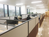 Postes de travail en L personnalisés pour 4, 6 ou 8 personnes avec cloison de séparation pour bureaux informatiques