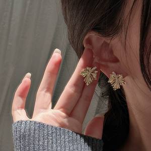 ต่างหูเงินแท้ S925 รูปใบเมเปิล สไตล์ฝรั่งเศส ย้อนยุค เรียบหรู ดีไซน์ทันสมัย ประดับเพชร ดีไซน์แบบห้อย - Product Image 2