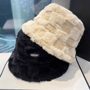 Sombreros de invierno para mujer con diseño de tablero de ajedrez, de felpa y piel, al por mayor y en stock - Product Image 1