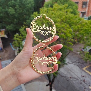 Pendientes de aro de acero inoxidable a la moda para mujer, chapado en oro, nombre personalizado, letra, joyería Dropshipping personalizada - Product Image 3