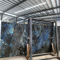 Dalles et carreaux de quartzite de luxe en labradorite bleue de Madagascar, fabrication directe OEM/ODM, pour la décoration murale et le revêtement de sol de comptoirs