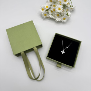 Boîte à bijoux en papier personnalisée Shengcan à faible MOQ avec logo, poignée en ruban et insert en mousse pour emballage cadeau - Product Image 5