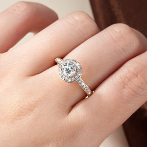 Anillos de Moissanita con Certificado GRA, Corte Redondo, Color D, VVS1, 0.5ct, con Halo y Piedras Laterales de Circonita Cúbica, Cobre con Baño de Oro de 14K, Joyería para Mujer - Product Image 6