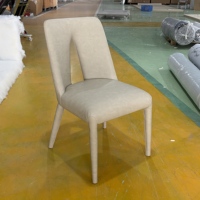 Chaise de salle à manger pour événements, chaise d'appoint empilable en cuir couleur crème, chaise de restaurant de luxe léger