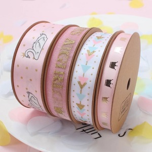 Ruban en satin imprimé avec motif couronne, cygne et flèche, estampé or, écologique, longueur 120 cm, simple face, idéal pour la décoration de cadeaux d'anniversaire pour filles - Product Image 2