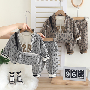 Set Autunnale 2025 per Bambini 0-5 Anni, 3 Pezzi Personalizzabili con Stampa Lettere, Giacca in Cotone, Camicia e Pantaloni con Borsa - Product Image 1