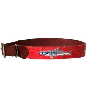 SND109 Collar de perro bordado de cuero genuino con patrón de tiburón de fondo rojo personalizado - Product Image 1