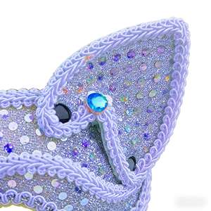 Máscara de gato de plástico color lavanda para fiesta de Halloween con lentejuelas, pedrería iridiscente y detalles azules, media cara, moderna - Product Image 4