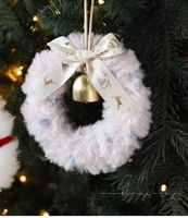Hiasan Natal Gantung Bentuk Bulat Minimalis Modern Mewah untuk Dekorasi Jendela Toko, dengan Pita, Lonceng, dan Aksen Lainnya