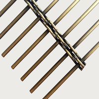 Paravent en maille d'acier inoxydable plaqué laiton antique, couleur personnalisée, largeur max. 1,5 m, longueur max. 3 m, surface ouverte 71 %, pour halls d'hôtel