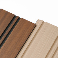 Panneau mural et de plafond en PVC rainuré sur mesure OEM, imitation bois avec bande dorée, pour la décoration intérieure d'hôtels et de maisons