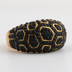 Bague à motif géométrique or noir micro-pavée de diamants, bijoux unisexes tendance pour les soirées - Product Image 3