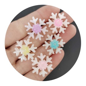 100 Pezzi <span class=keywords><strong>di</strong></span> Fiocchi <span class=keywords><strong>di</strong></span> <span class=keywords><strong>Neve</strong></span> Natalizi in Resina a Fondo Piatto, Colori Misti, Miniature Decorative per Scrapbooking e Fai-da-Te - Product Image 1