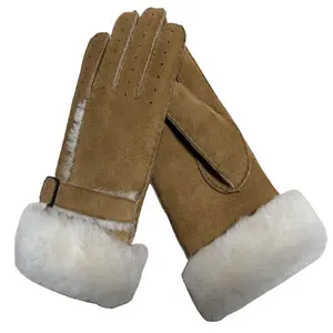 Dames à la mode de haute qualité portant des gants en peau de fourrure de mouton naturelle avec une manchette en fourrure de cuir véritable