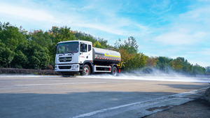 Camion-citerne à eau diesel Dongfeng 4X2 de Chine, 12000L, avec pompe Euro 6 et buse haute pression pour pulvérisation directe/brume d'eau - Product Image 2