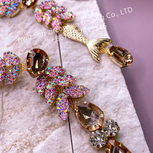 Модные шлепанцы с металлическими булавками - Product Image 5