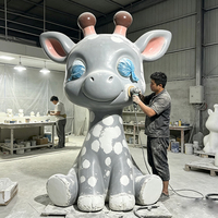Patung Maskot Jerapah Kartun dari FRP Fiberglass, Dicetak 3D, Patung Karakter IP untuk Rumah Sakit Anak dan Ruang Anak-anak