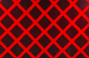 Gazon artificiel classique à carreaux rouges et noirs, tapis en polypropylène souple pour usage intérieur - Product Image 4