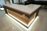 Mobilier de café de style industriel personnalisé avec éclairage LED, comptoirs en marbre et présentoirs avec décoration en maille
