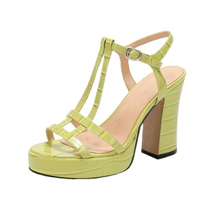 Sandales à plateforme pour femmes Moncheer, à talon haut, à bride en T, talons blocs brillants effet croco avec boucle réglable - Product Image 5