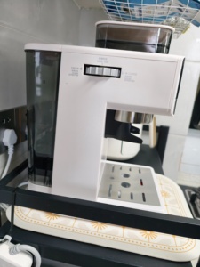 Machine à café tout-en-un entièrement automatique avec moulin intégré et mousseur à lait à vapeur - Product Image 2