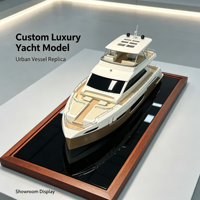 Modèle de yacht de luxe personnalisé avec coque blanche épurée, pont beige et support d'exposition noir