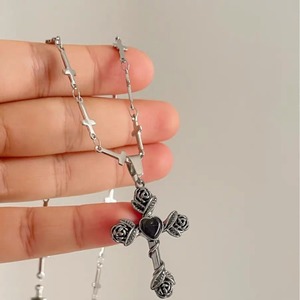 Collier Gothique Punk Cœur Rose Croix en Acier Titane, Chaîne Tendance Style Europe-Amérique pour le Quotidien - Product Image 1