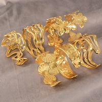 Gelang Manset Lebar Baja Tahan Karat 316L Berlapis Emas PVD 18K, Gelang Pernyataan Abstrak Berukir untuk Wanita, Aksesoris Pesta