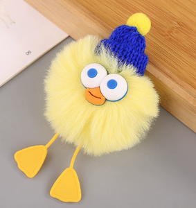 Nouveau porte-clés pompon doux, décor de chapeau tricoté moelleux, bec de canard à grands yeux, pattes de canard douces, accessoire de sac portable - Product Image 1